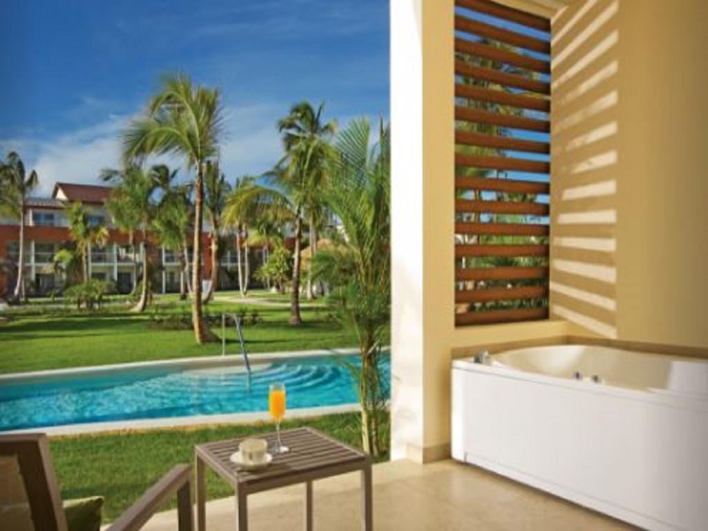 Breathless Punta Cana Resort & Spa (Adults Only) Esterno foto A swim-out room at the Hard Rock Hotel