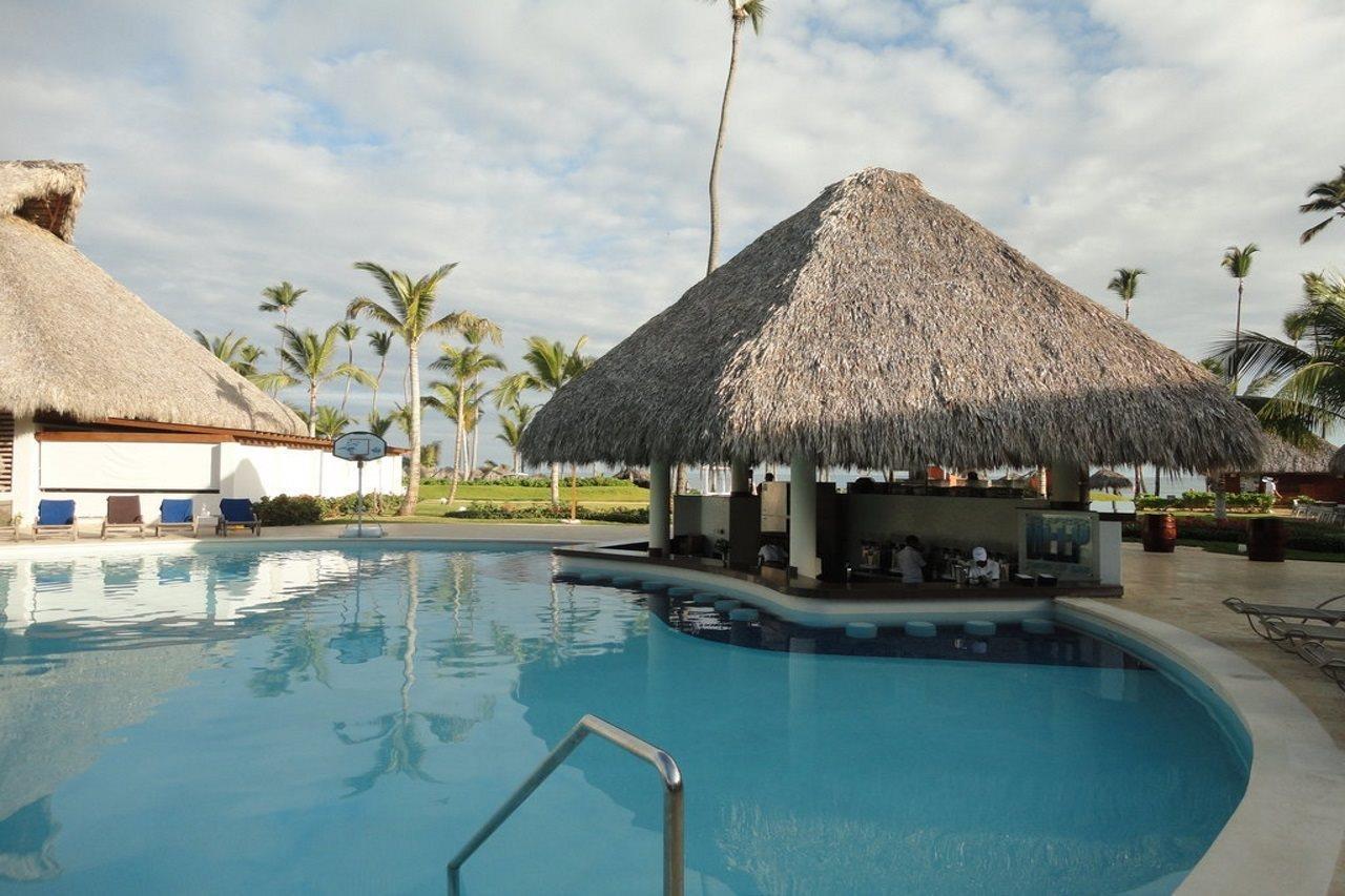 Breathless Punta Cana Resort & Spa (Adults Only) Esterno foto A swim-up bar at a resort in Punta Cana, Dominican Republic